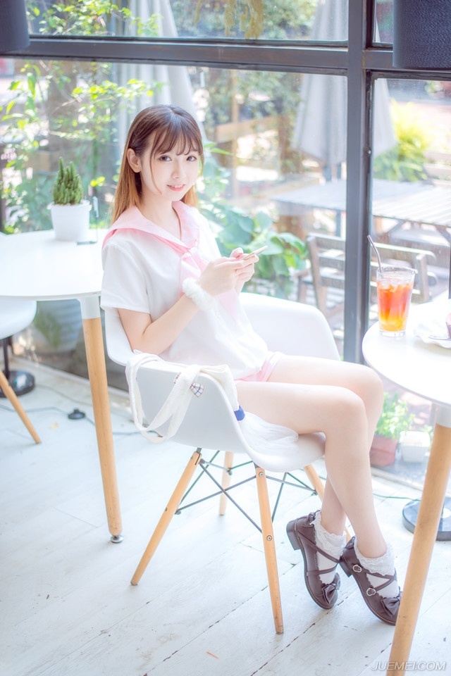 “此非我一人之功，若非子乔兄鼎力相助，孟达为内应，加上刘璋的配合，这天府之国，也不会如此轻易落入我等手掌之中。”法正微笑着摇了摇头，跟在贾诩身边多年，那份内敛以及自保之道倒是学了不少，这个时候，绝对不能锋芒太露。
